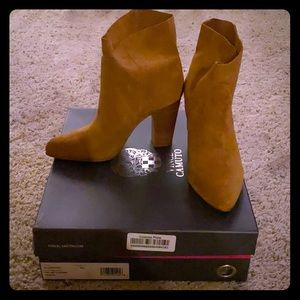NWT Vince Camuto sz. 6 suede ankle booties